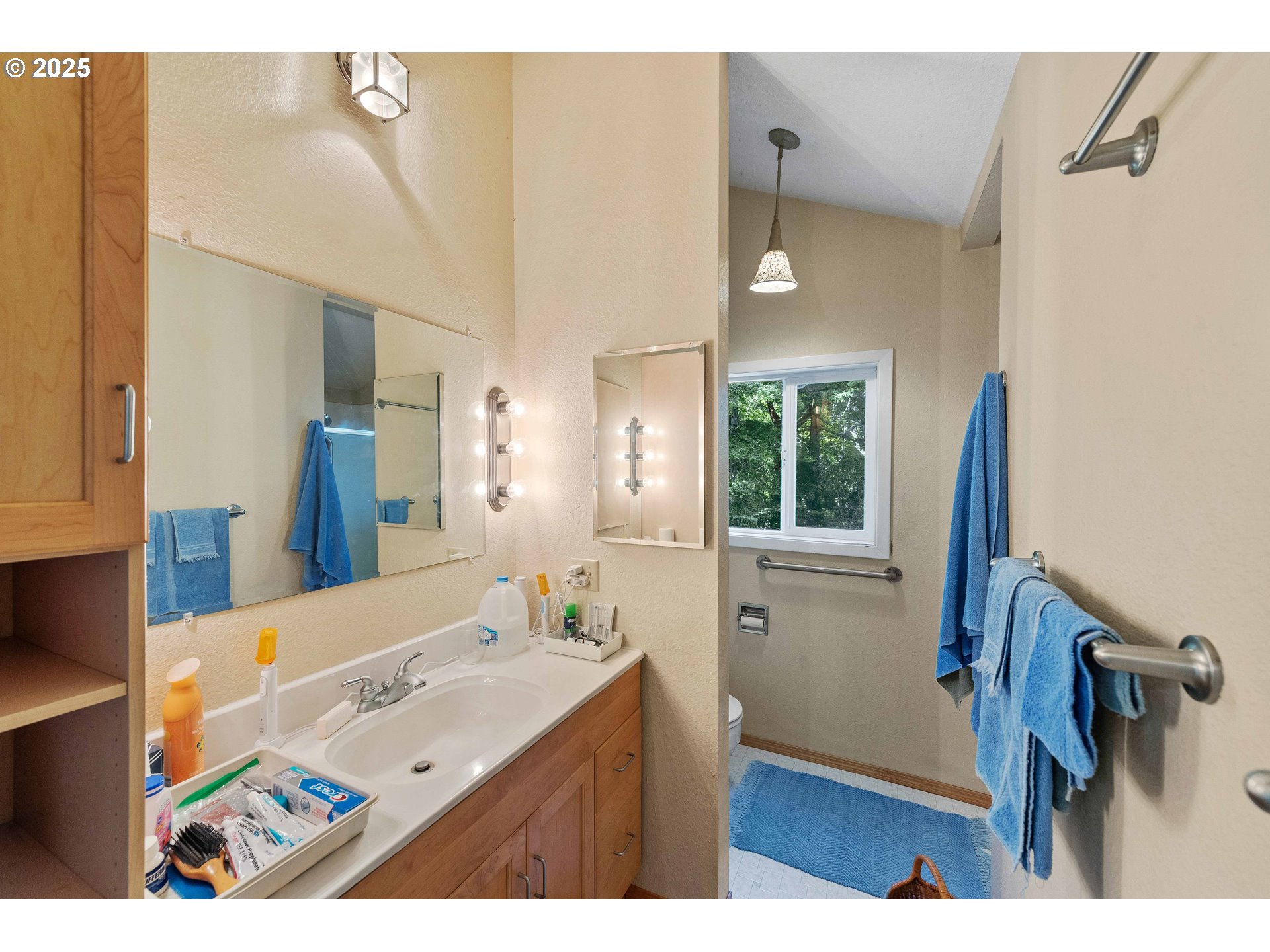 64662 East Bay Road North Bend, OR 97459 - Photo 40 of 48 a bathroom with a sink a mirror and a bathtub