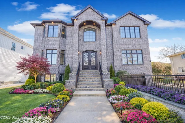 $1,799,000 | 946 Edgegrove Avenue | Woodrow