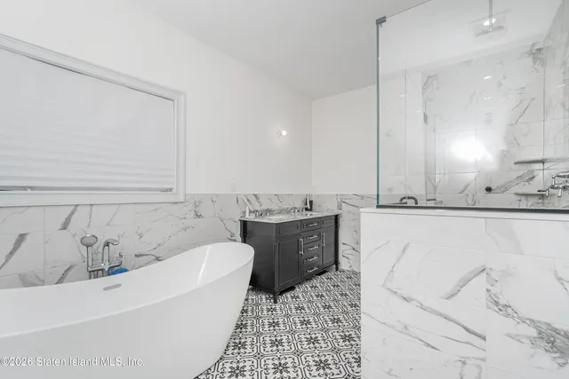 $1,799,000 | 946 Edgegrove Avenue | Woodrow