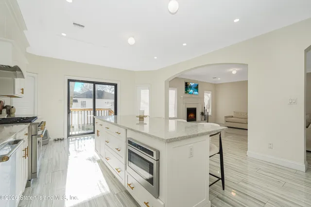 $1,799,000 | 946 Edgegrove Avenue | Woodrow