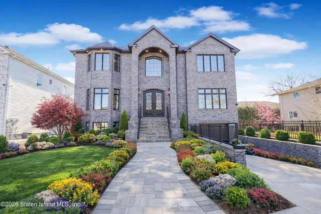 $1,799,000 | 946 Edgegrove Avenue | Woodrow