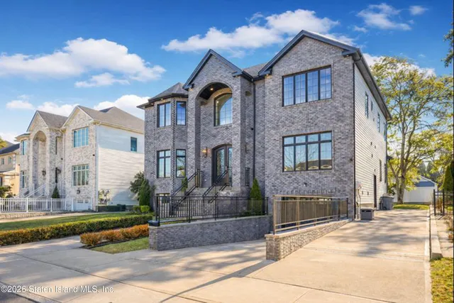 $1,799,000 | 946 Edgegrove Avenue | Woodrow