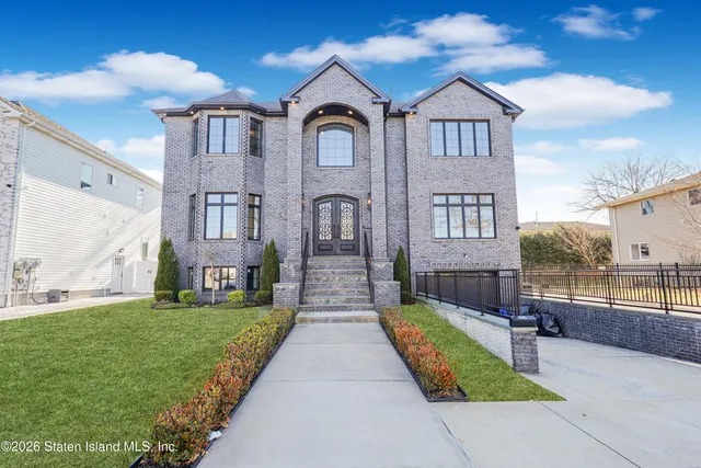 $1,799,000 | 946 Edgegrove Avenue | Woodrow