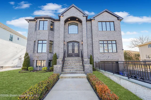 $1,799,000 | 946 Edgegrove Avenue | Woodrow