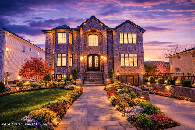 $1,799,000 | 946 Edgegrove Avenue | Woodrow