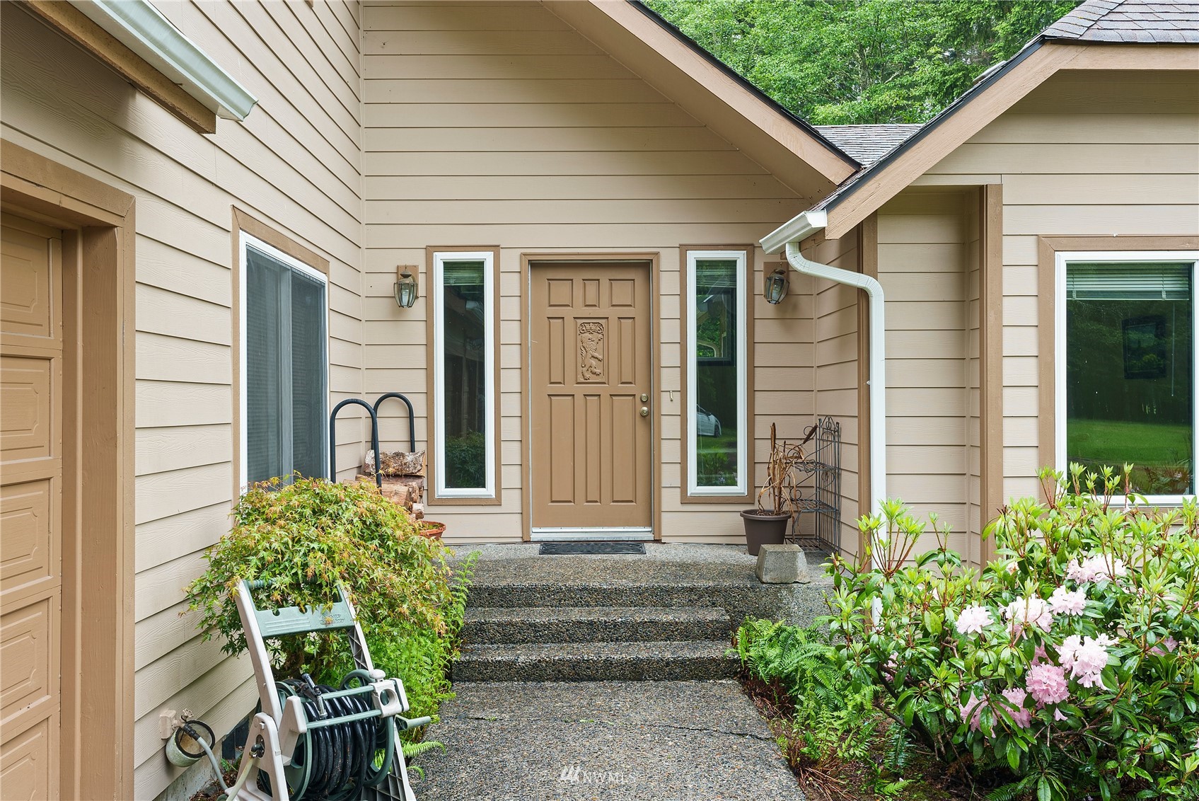 465 Sargent Road Winlock, WA 98596 - Photo 4 of 30 a front view of a house with plants