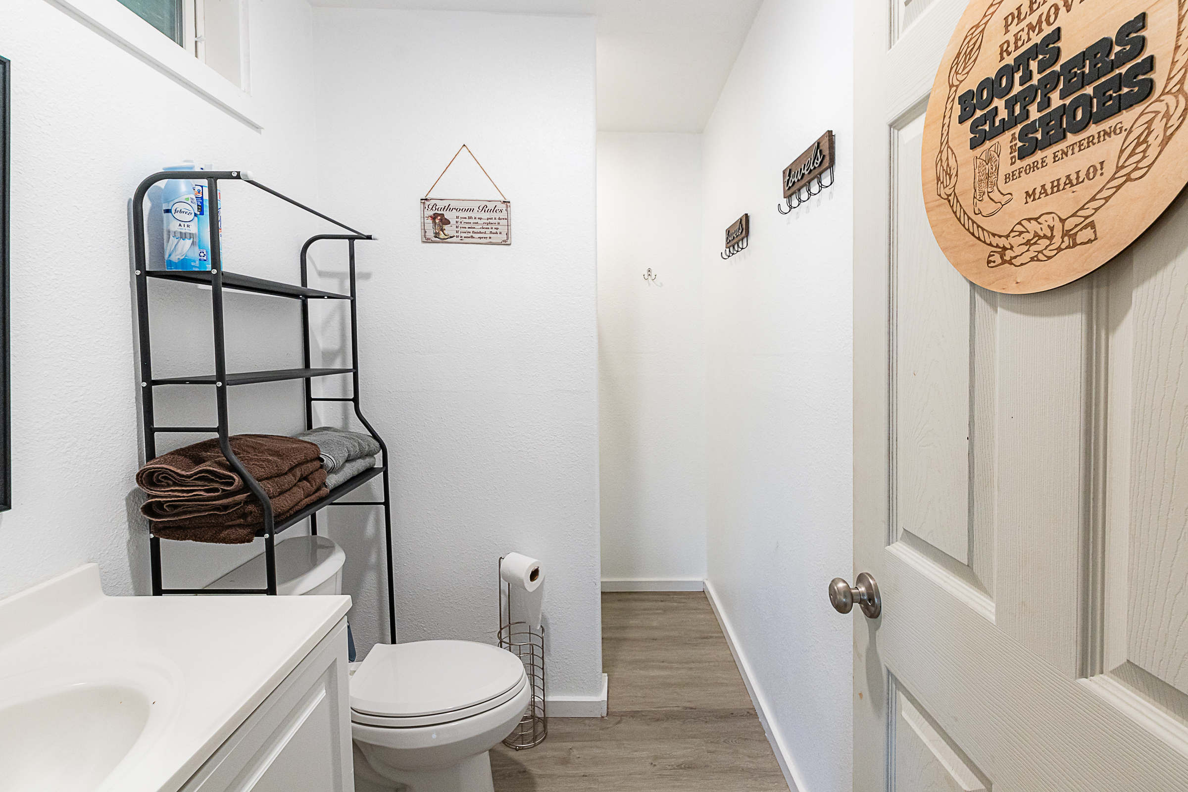 681 Hoaka Road Hilo, HI 96720 - Photo 10 of 26 a bathroom with a toilet a sink and a shower