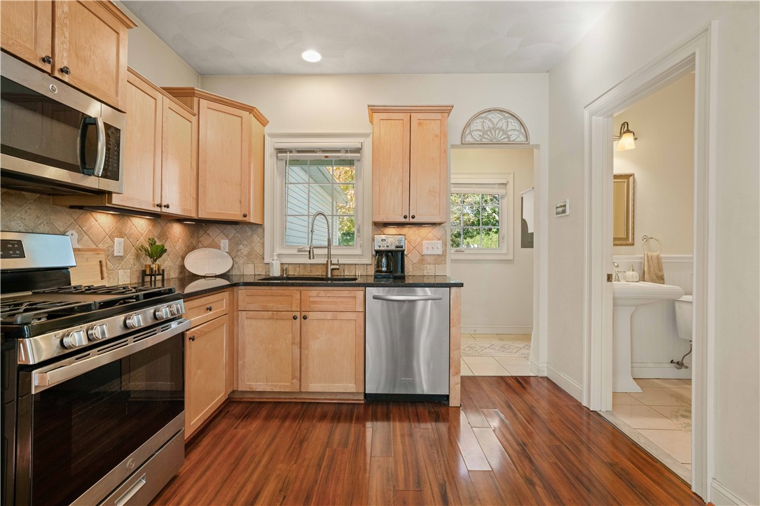 91 Waverly Street Warwick, RI 02889 - Photo 8 of 26