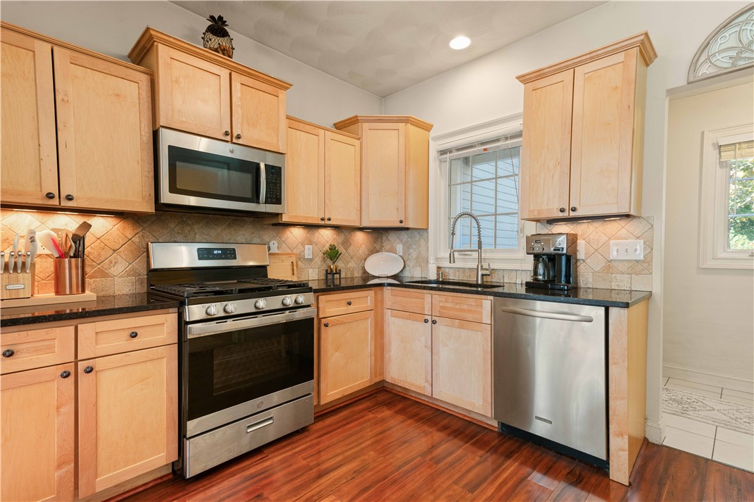 91 Waverly Street Warwick, RI 02889 - Photo 9 of 26