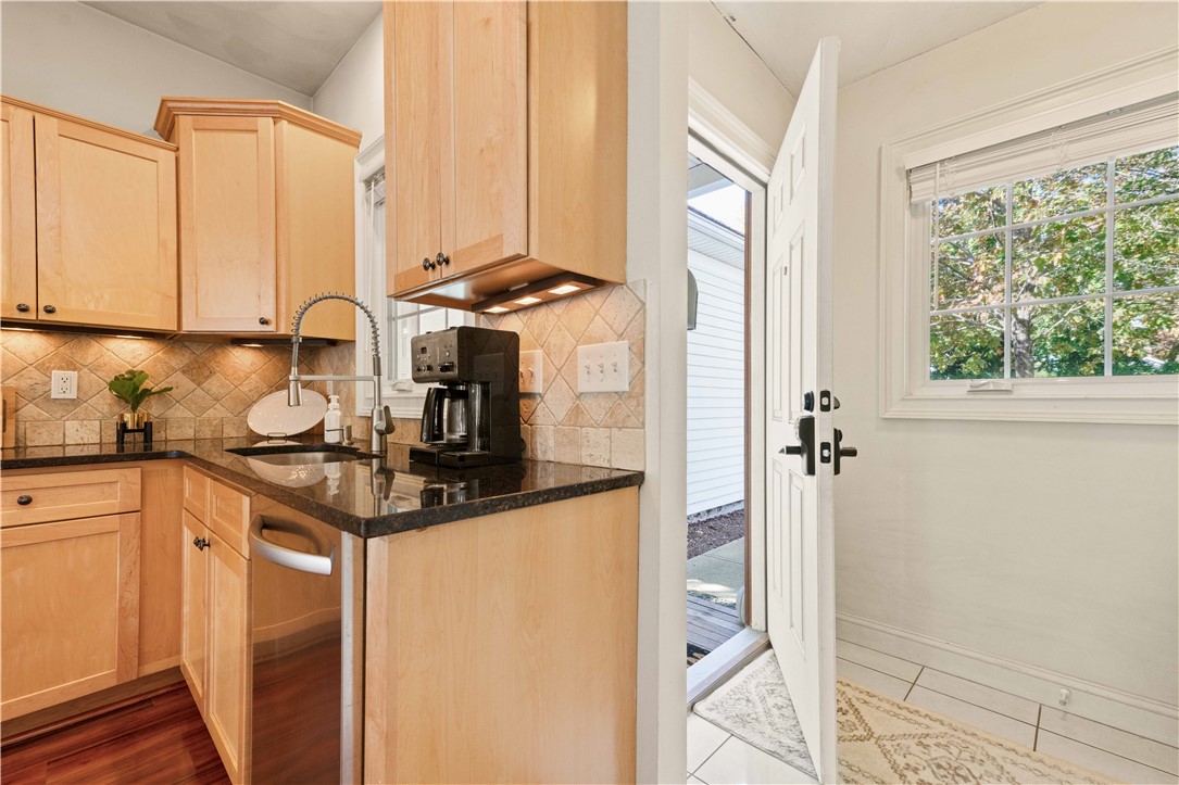 91 Waverly Street Warwick, RI 02889 - Photo 10 of 26