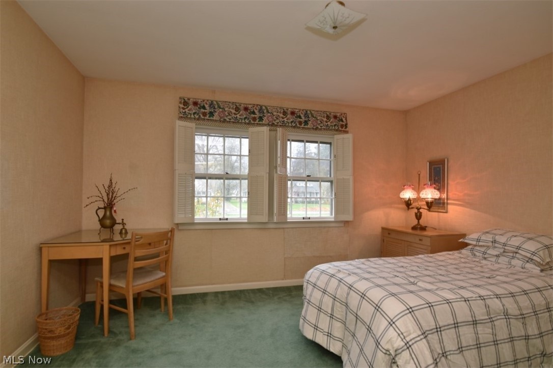 4875 Countryside Road Lyndhurst, OH 44124 - Photo 17 of 26 First floor bedroom with adjacent full bath.