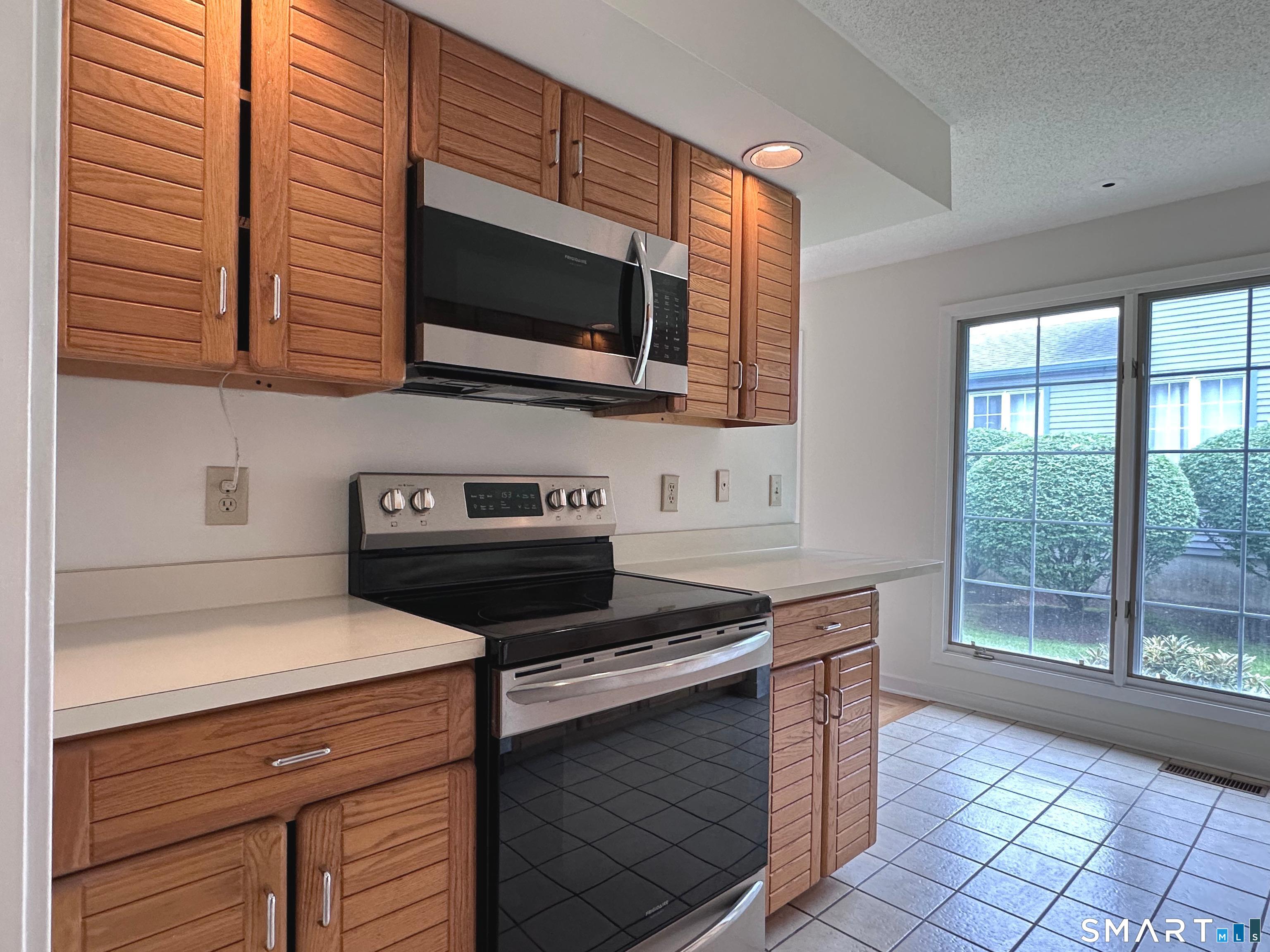 166 Glengarry Road, Unit 166 Fairfield, CT 06825 - Photo 7 of 39