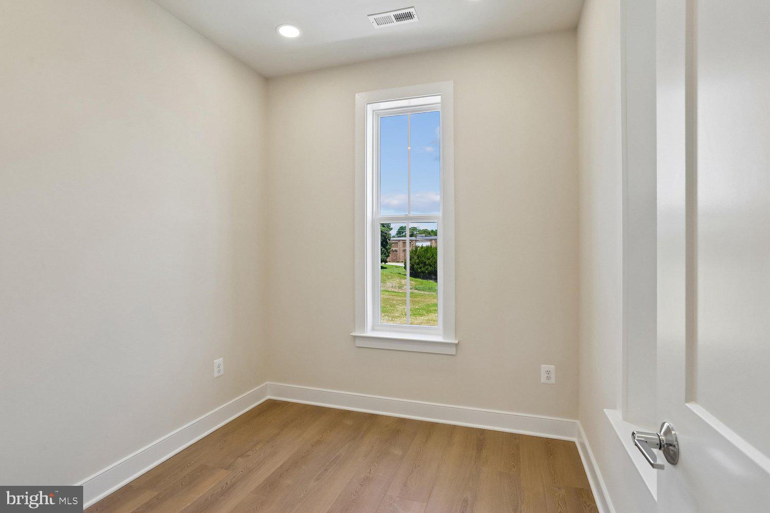 209 Allen Lane Poolesville, MD 20837 - Photo 29 of 74 Main level office