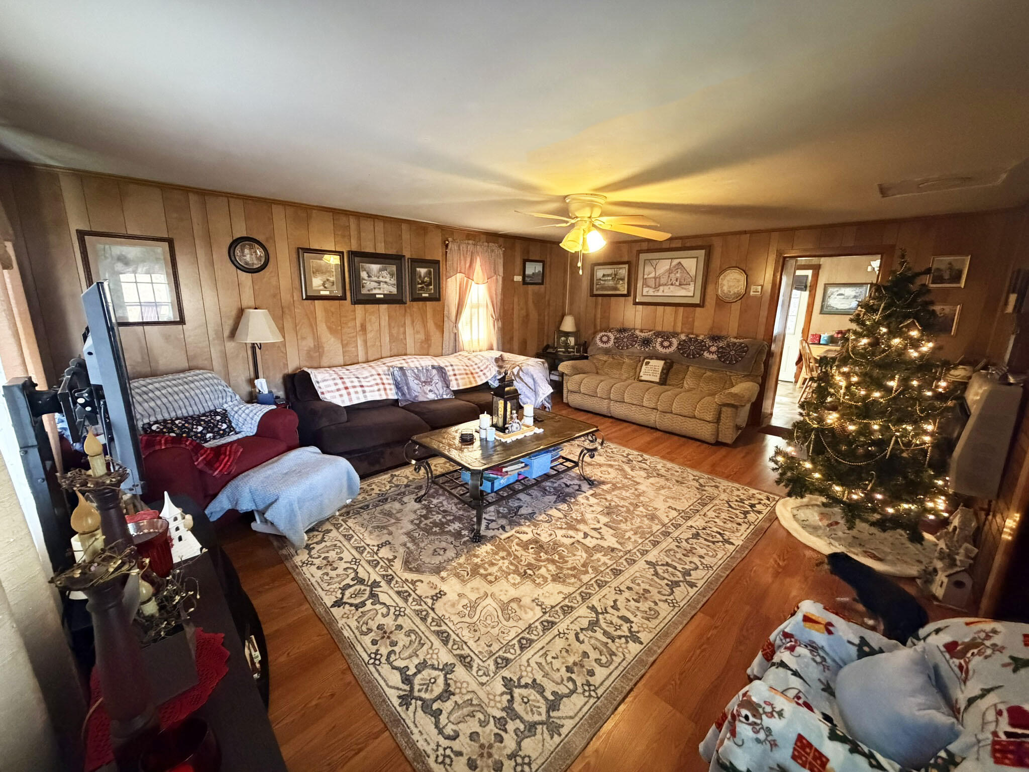 91 Quinton Callahan Road Booneville, KY 41314 - Photo 10 of 39 Warm and inviting living room featuring hardwood floors!