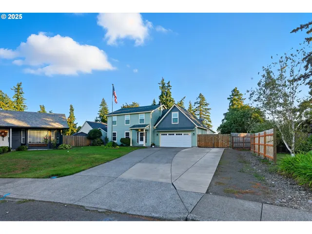 a view of a front of house with a yard