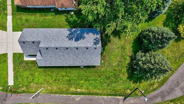 a view of a back yard