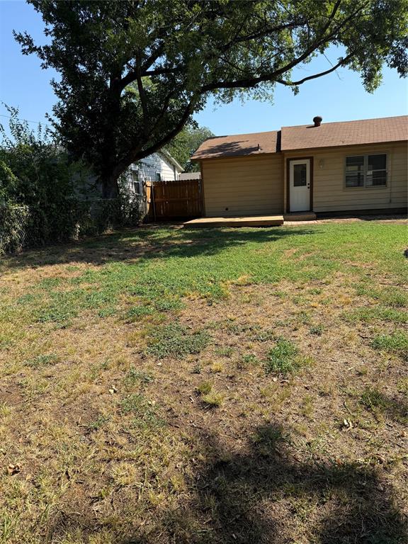609 Crane Drive Euless, TX 76039 - Photo 3 of 15 a backyard of a house