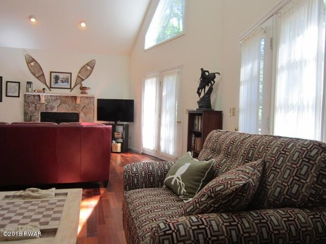 109 Lakeview Road Lackawaxen, PA 18435 - Photo 10 of 50 10 LIVING ROOM
