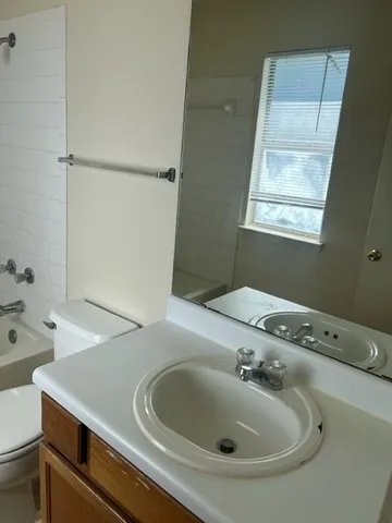 a view of a back yard