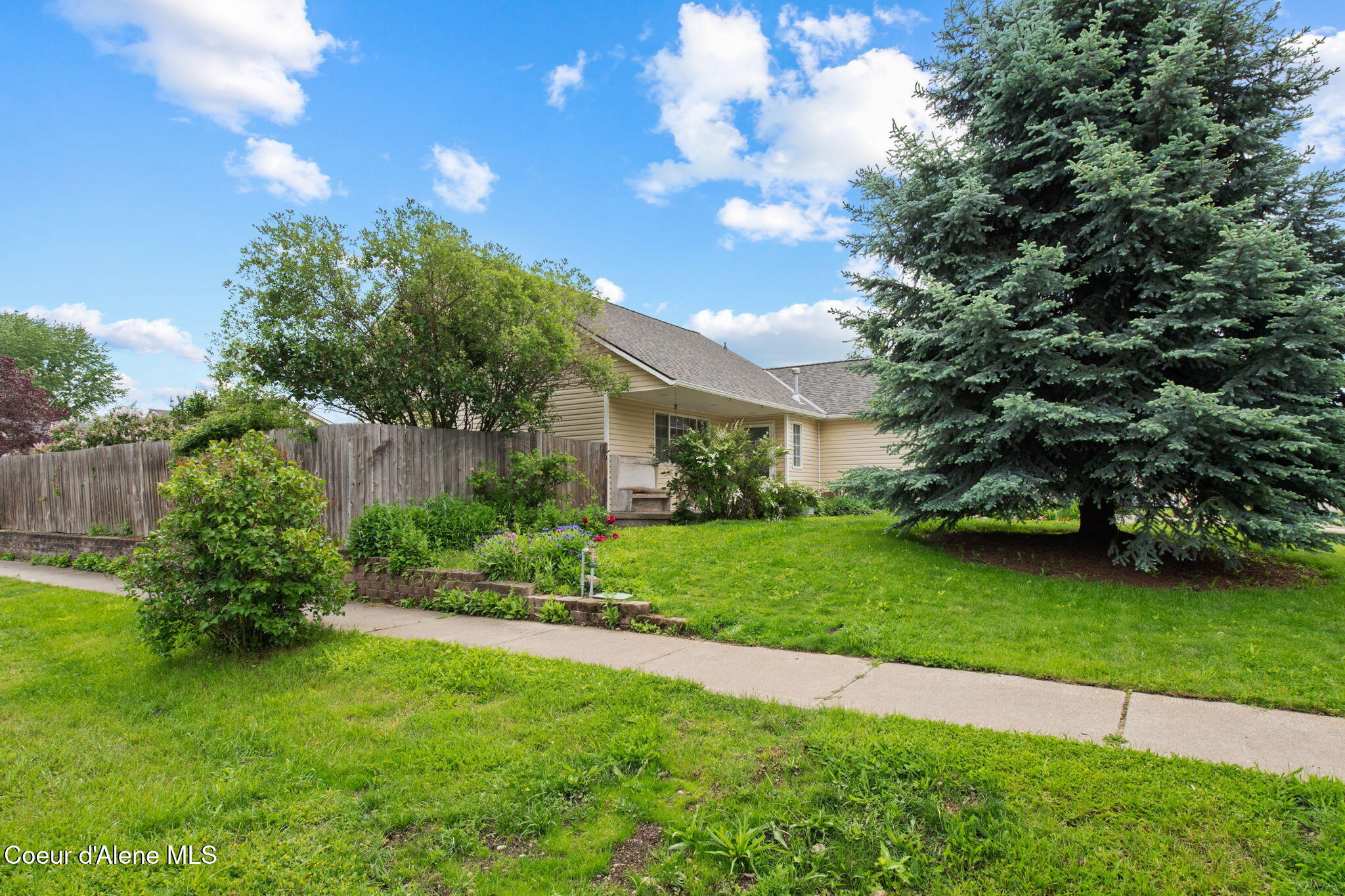 14364 Cascade Street Rathdrum, ID 83858 - Photo 2 of 36 Side-view