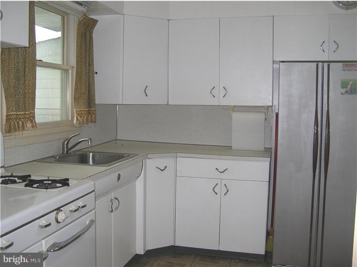 29 Bonnie Rae Drive Hamilton, NJ 08620 - Photo 3 of 12 Kitchen