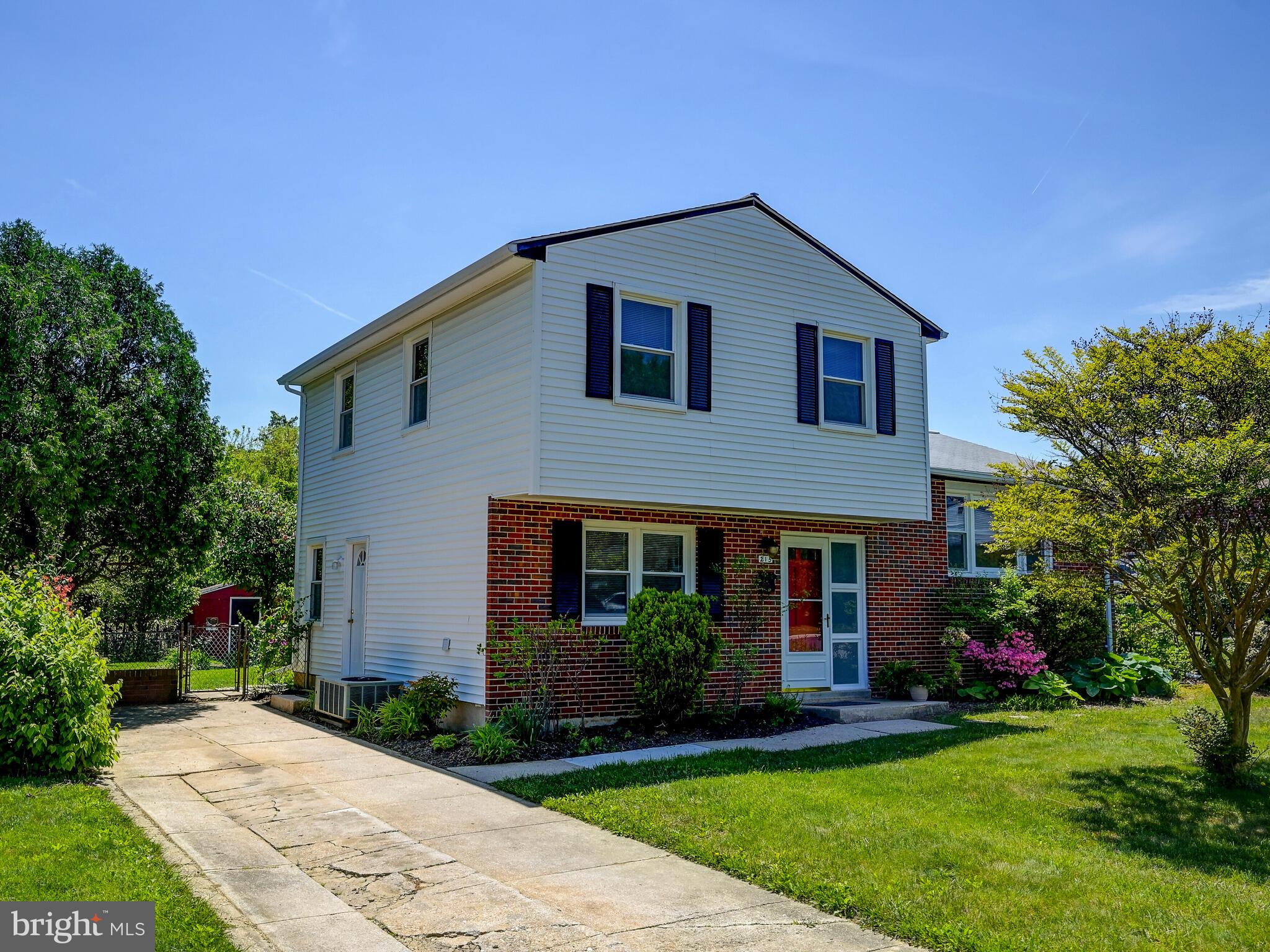 Wonderful 3 level split in Chartley w/driveway