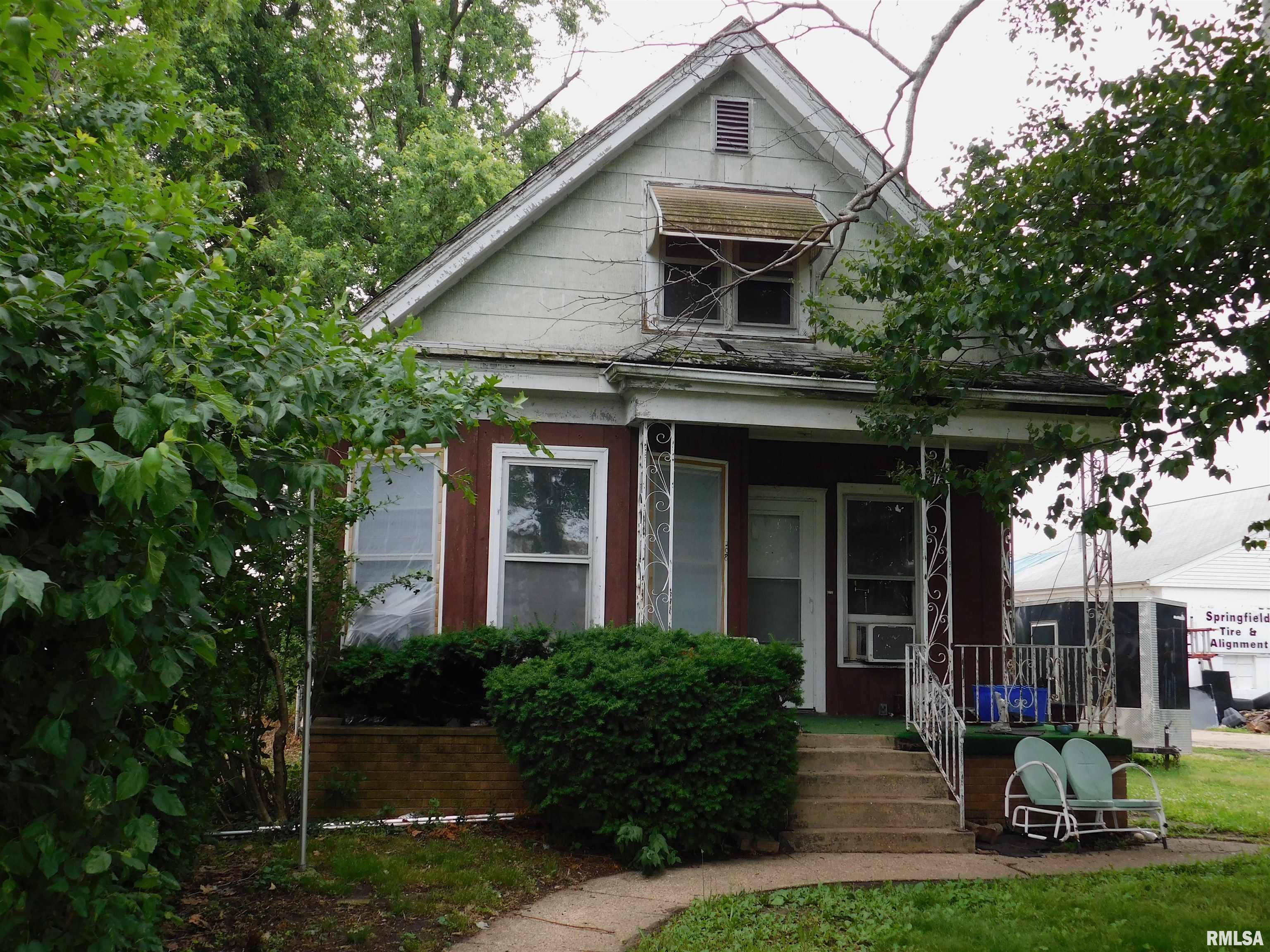 208 West Reynolds Street Springfield, IL 62702 - Photo 1 of 18