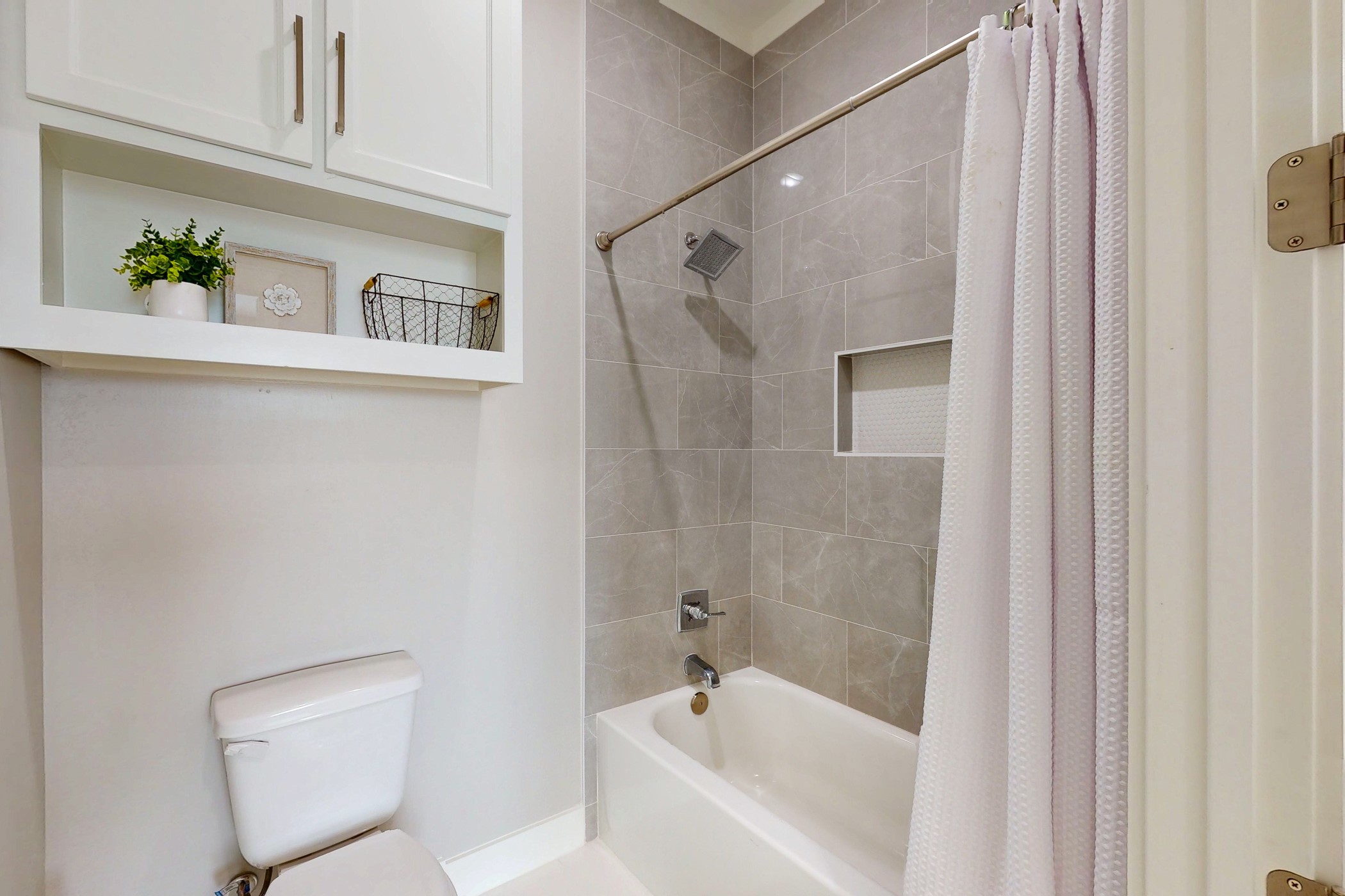 13504 Hudson Farms Road Franklin, TX 77856 - Photo 23 of 49 a bathroom with a toilet and a bathtub