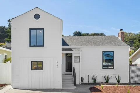 a view of a house with backyard