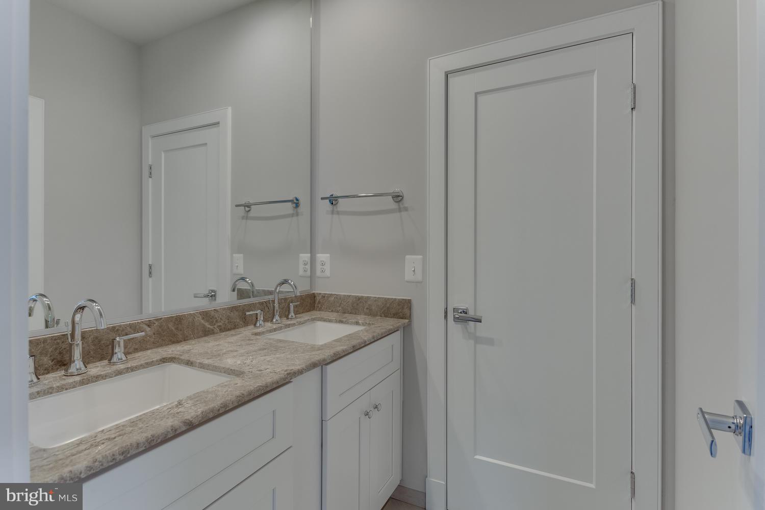 6231 Washington Boulevard Arlington, VA 22205 - Photo 20 of 30 Jack-and-Jill En-Suite