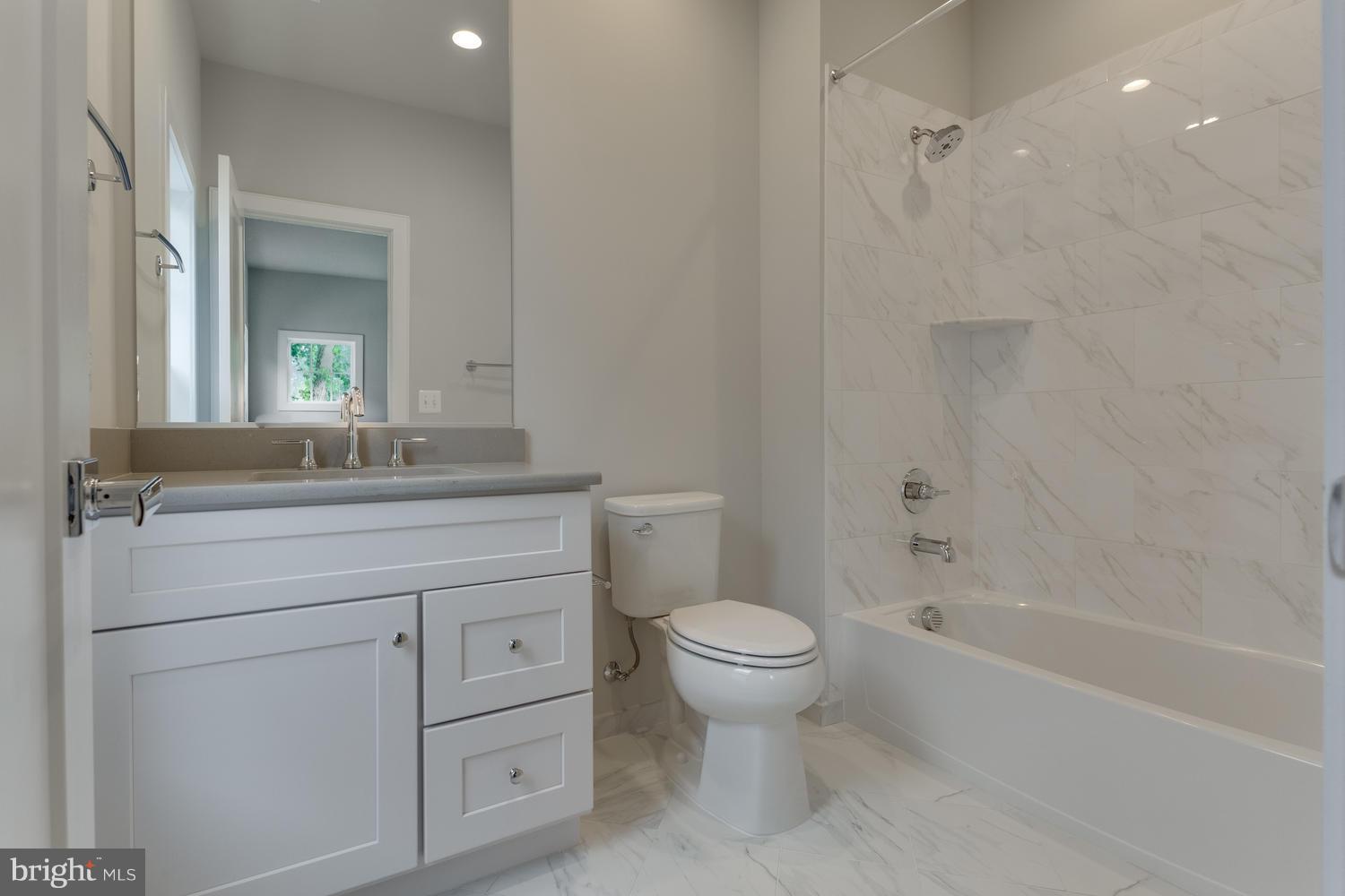 6231 Washington Boulevard Arlington, VA 22205 - Photo 23 of 30 En-Suite Bath