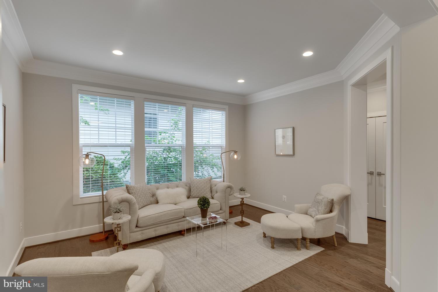 6231 Washington Boulevard Arlington, VA 22205 - Photo 5 of 30 Living Room