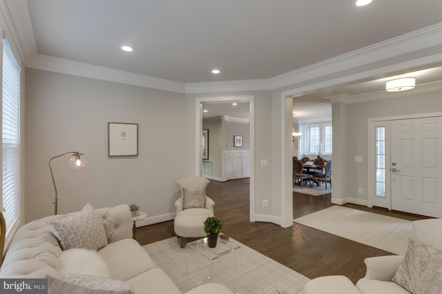 6231 Washington Boulevard Arlington, VA 22205 - Photo 6 of 30 Living Room