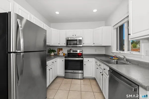 $3,595 | 17 Dolsen Place, Stamford, CT 06901