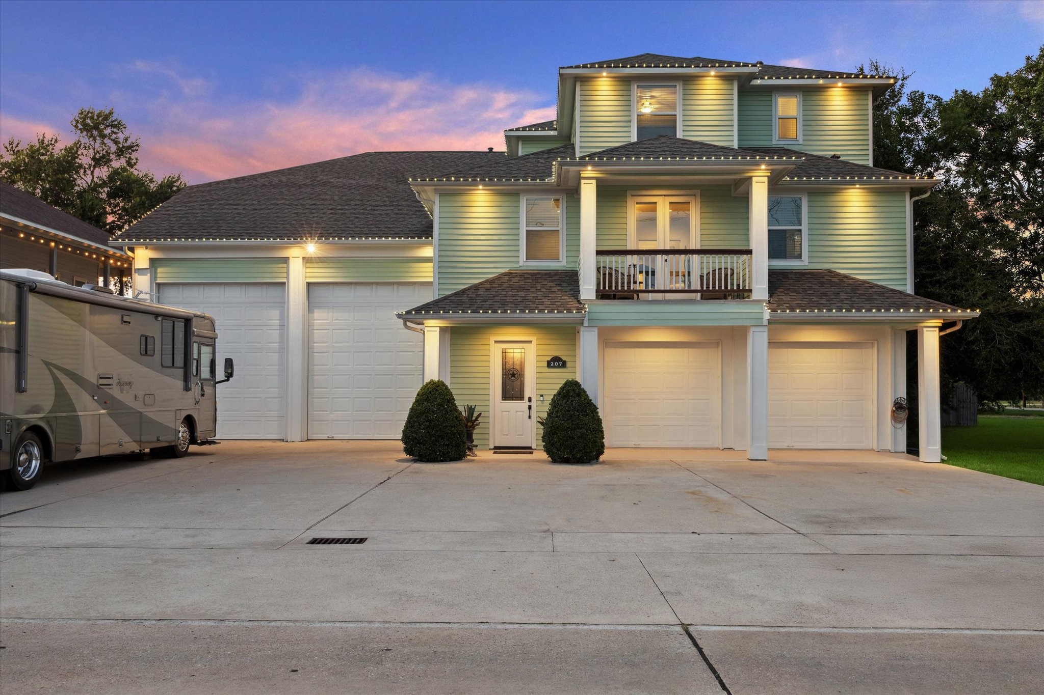207 West 6th Street Kemah, TX 77565 - Photo 2 of 41 a view of a house with a yard