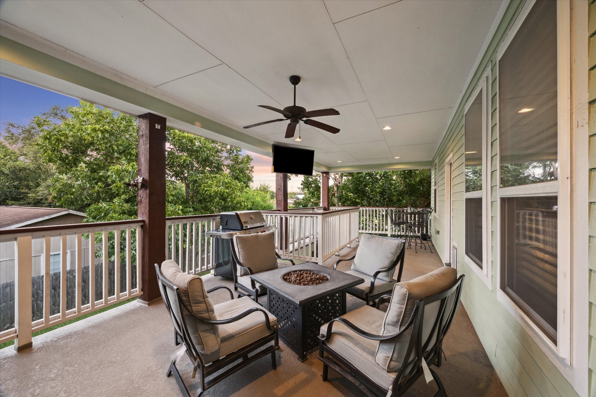 207 West 6th Street Kemah, TX 77565 - Photo 29 of 41 a view of a patio filled with furniture