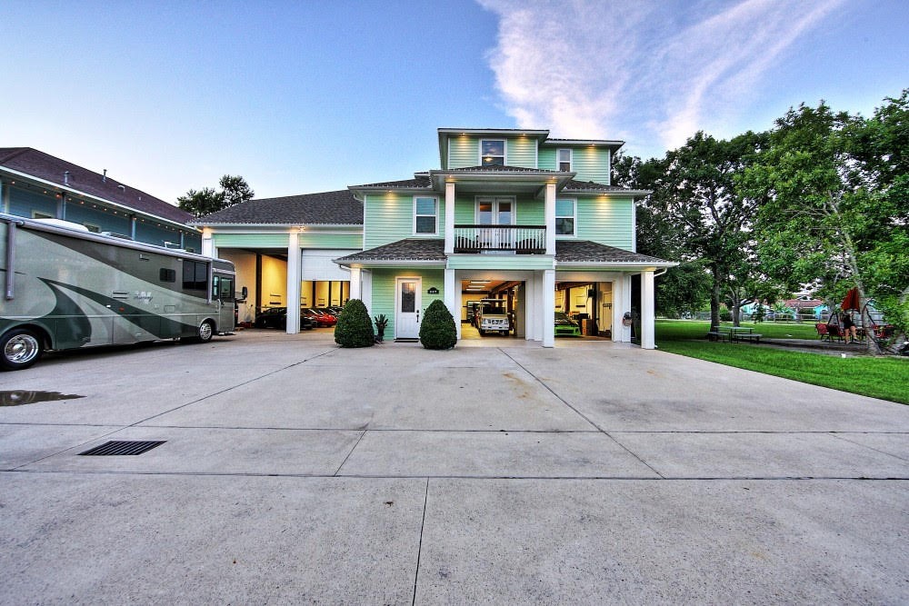 207 West 6th Street Kemah, TX 77565 - Photo 36 of 41 a view of a building with a street