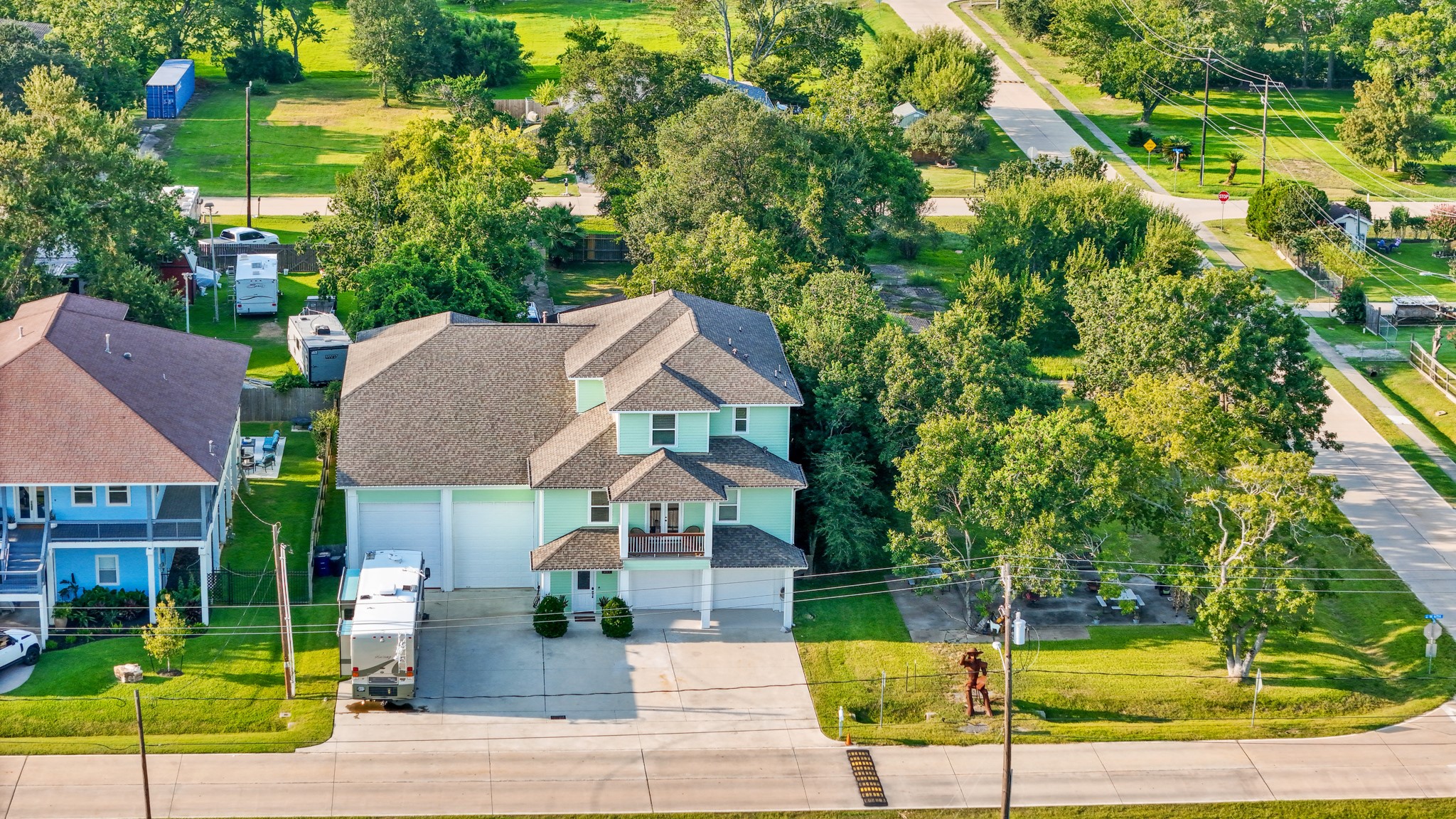 207 West 6th Street Kemah, TX 77565 - Photo 38 of 41 a house view with a garden space