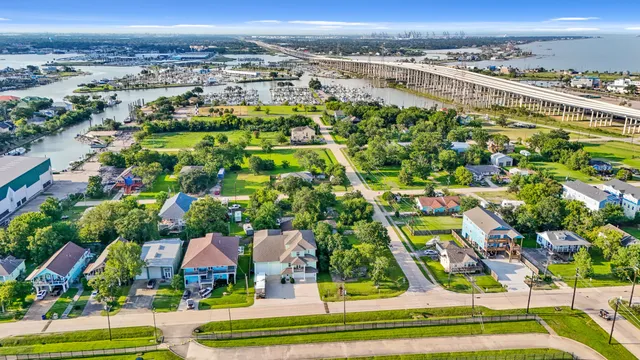 $1,300,000 | 207 West 6th Street, Kemah, TX 77565