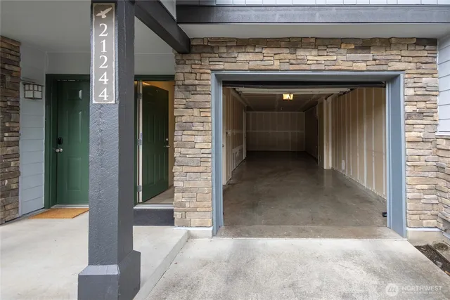 a view of entryway with an outdoor space