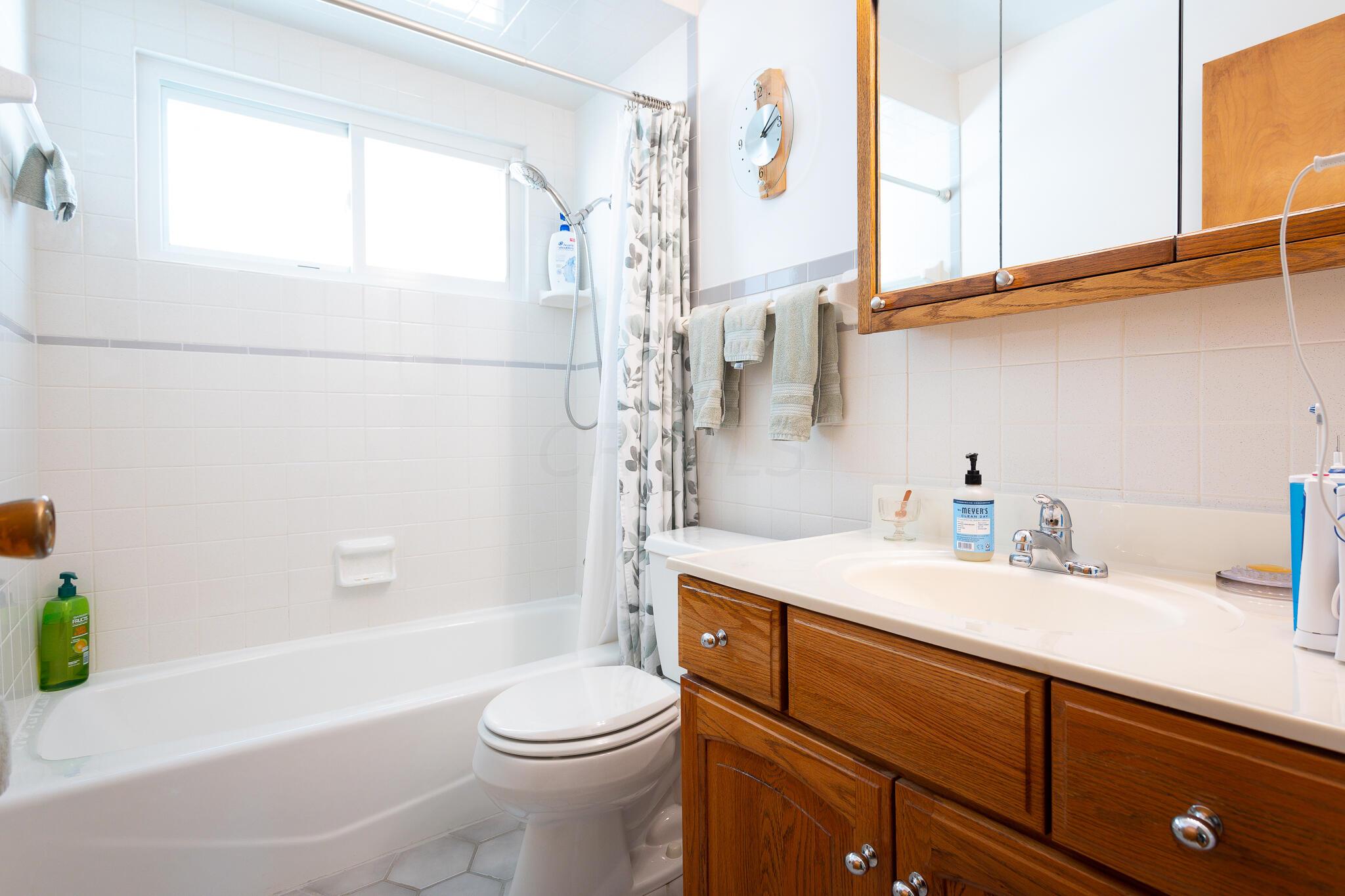 3800 Maize Road Columbus, OH 43224 - Photo 11 of 33 Full Bathroom