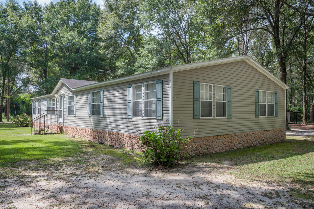 423 Tedder Road East DeFuniak Springs, FL 32433 - Photo 6 of 29 a front view of a house with garden