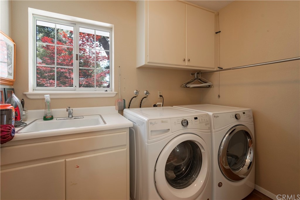 2755 Ardilla Road Atascadero, CA 93422 - Photo 25 of 42 a utility room with dryer and washer