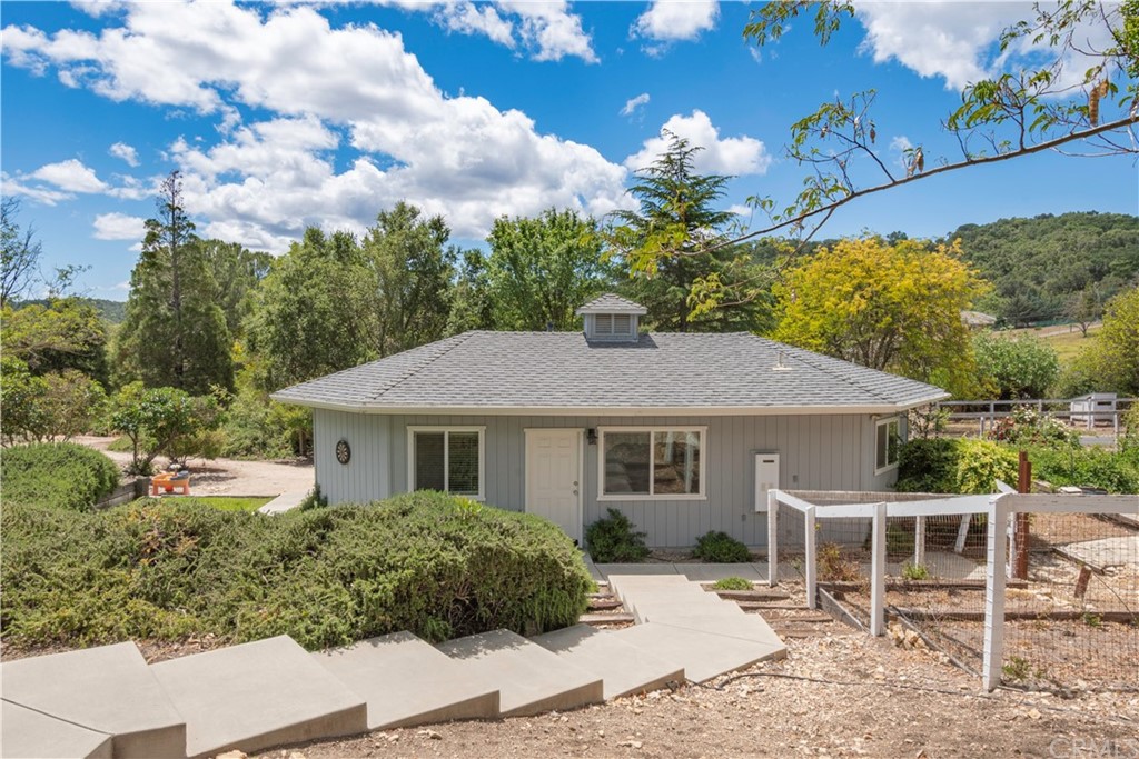 2755 Ardilla Road Atascadero, CA 93422 - Photo 33 of 42 a house that has a tree in it