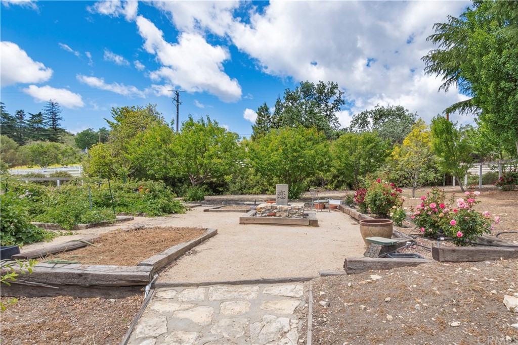 2755 Ardilla Road Atascadero, CA 93422 - Photo 38 of 42 a view of a backyard