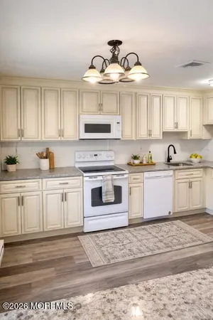 $2,600 | 240 Medford Court, Unit C, Manalapan, NJ 07726