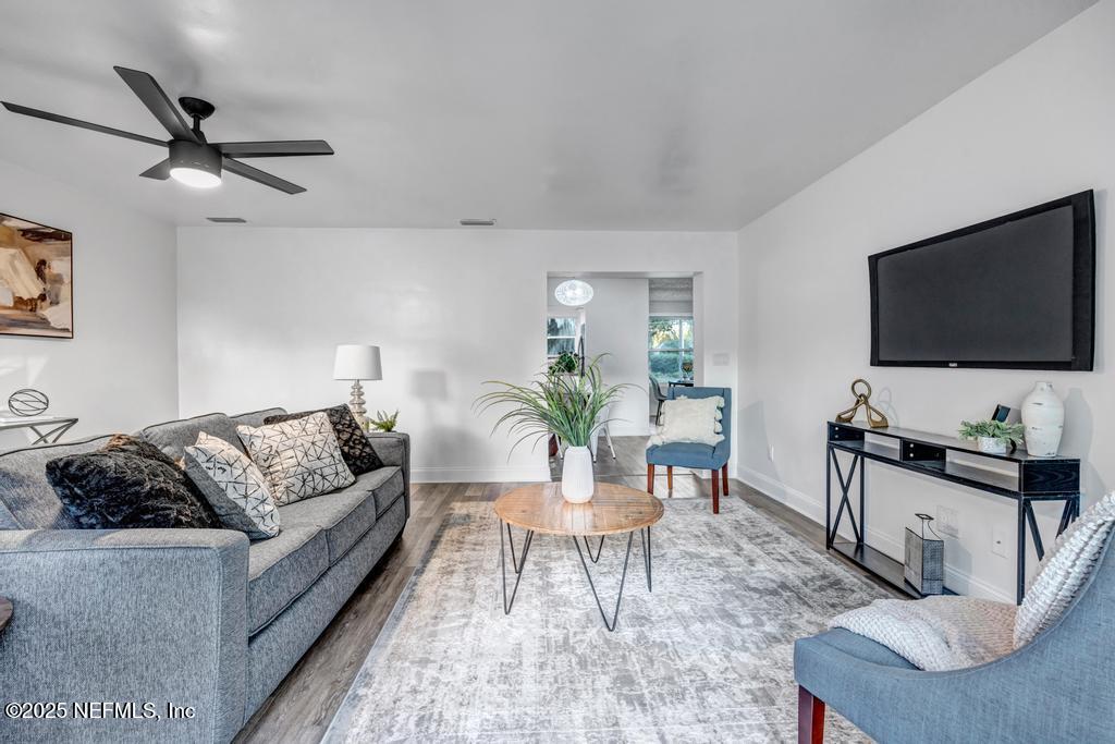 1050 Glynlea Road Jacksonville, FL 32216 - Photo 19 of 38 a living room with furniture and a flat screen tv