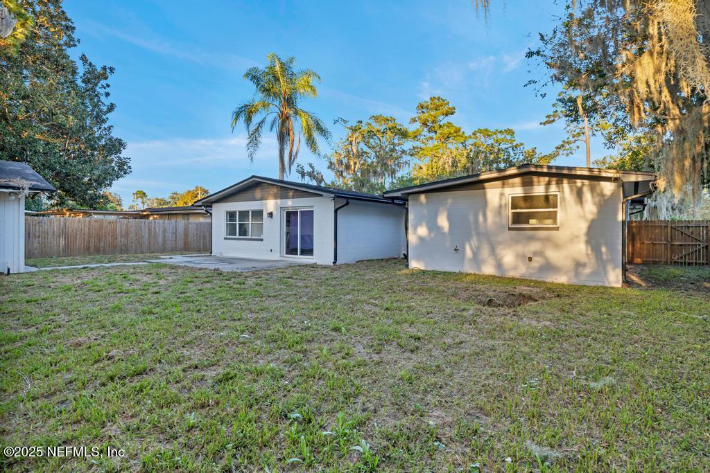 1050 Glynlea Road Jacksonville, FL 32216 - Photo 6 of 38 a front view of a house with garden