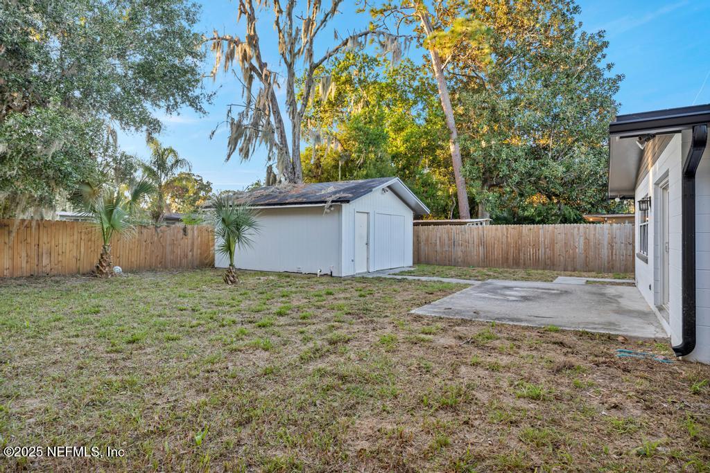 1050 Glynlea Road Jacksonville, FL 32216 - Photo 7 of 38 a backyard of a house