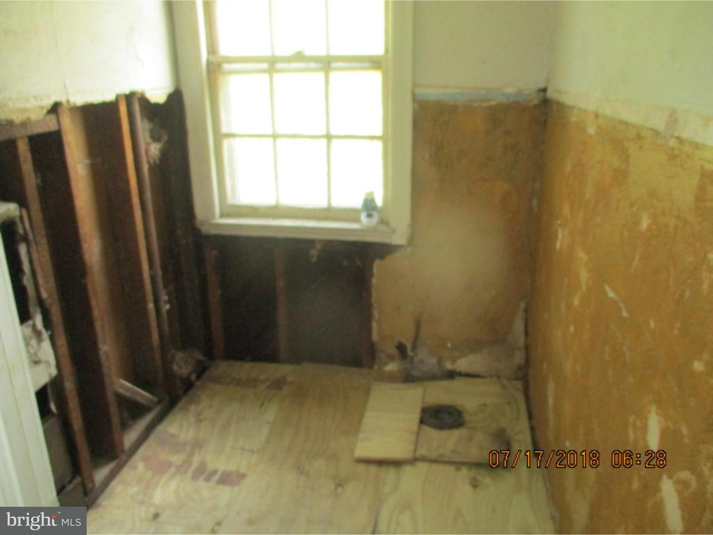 1525 Collings Road Camden, NJ 08104 - Photo 6 of 7 a bathroom with a bathtub